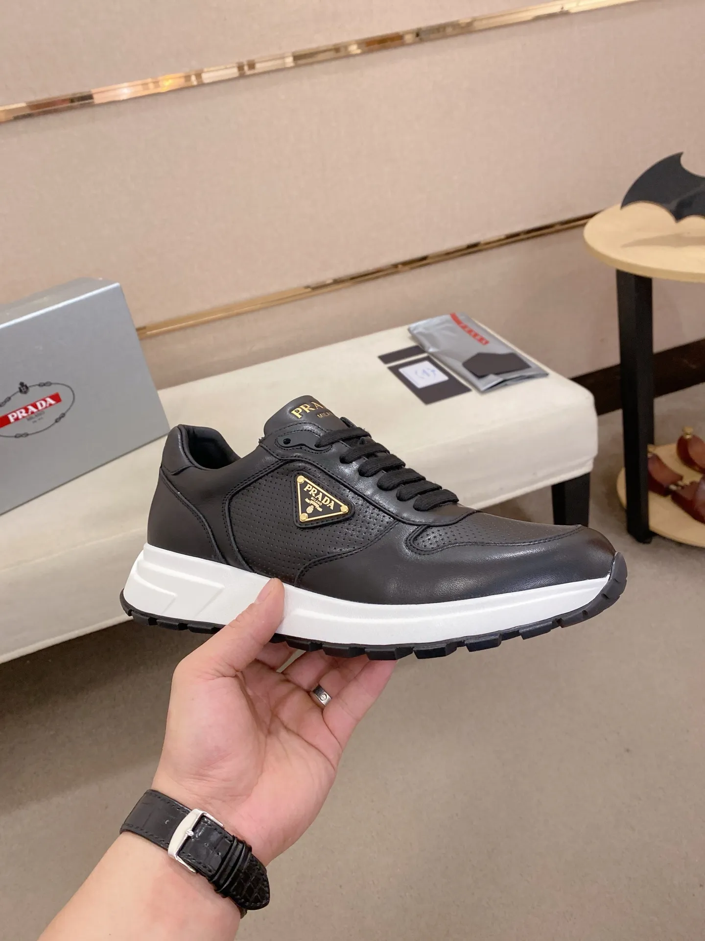 Men's shoes 💰 580💰 ✔️✔️✔️High-quality new PRADA counters are launched at the same time. The new men's shoes and 😘fabrics are selected from imported first-layer cowhide and are made by pure handcrafts. Lining: Full cowhide lining. 👍🏿 High-end ☄️ air-cushion molded anti-slip rubber outsole, exquisite lines, simple and elegant, comfortable and high-end for leisure travel. Code number: 38 to 44 (45 can be customized and cannot be returned or exchanged)